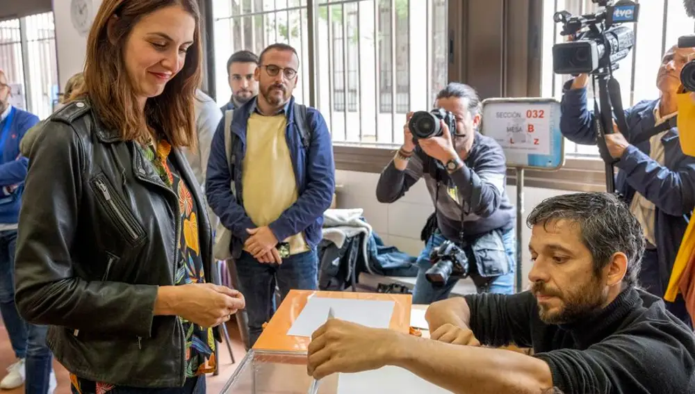 Rita Maestre, en el momento de depositar su voto