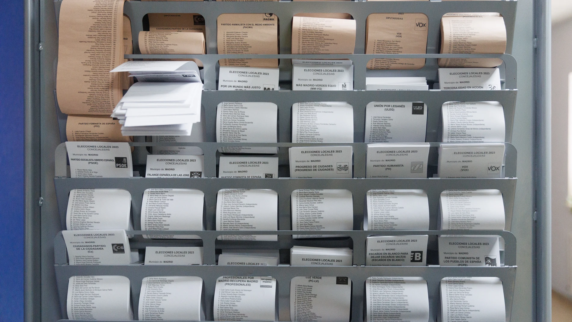 Papeletas preparadas en un colegio electoral, a 28 de mayo de 2023, en Madrid (España). Hoy, 28M, se celebran en España elecciones municipales en un total de 8.131 ayuntamientos, elecciones autonómicas en 12 comunidades autónomas y en las ciudades autónomas de Ceuta y Melilla. En las elecciones municipales podrán votar 35.414.655 electores y en las autonómicas que se celebran podrán hacerlo 18.382.505 electores. 28 MAYO 2023;DEMOCRACIA;VOTAR;VOTA;ELECCIONES;VOTACIÓN;28M;28-M;ELECCIONES 2023...