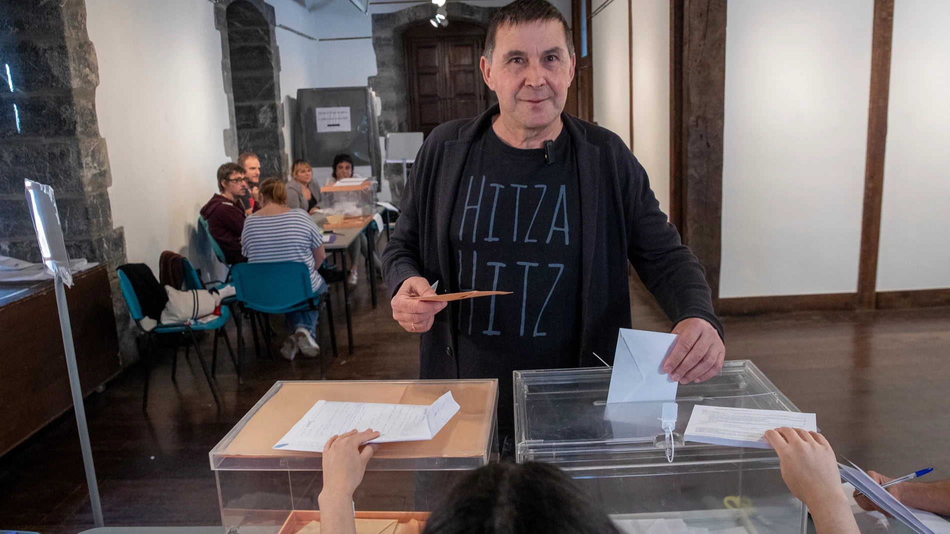 ELGOIBAR (GIPUZKOA), 28/05/2023.- El coordinador general de EH Bildu, Arnado Otegi, ha ejercicio su derecho al voto este domingo en la localidad guipuzcoana de Elgoibar. EFE/Javier Etxezarreta