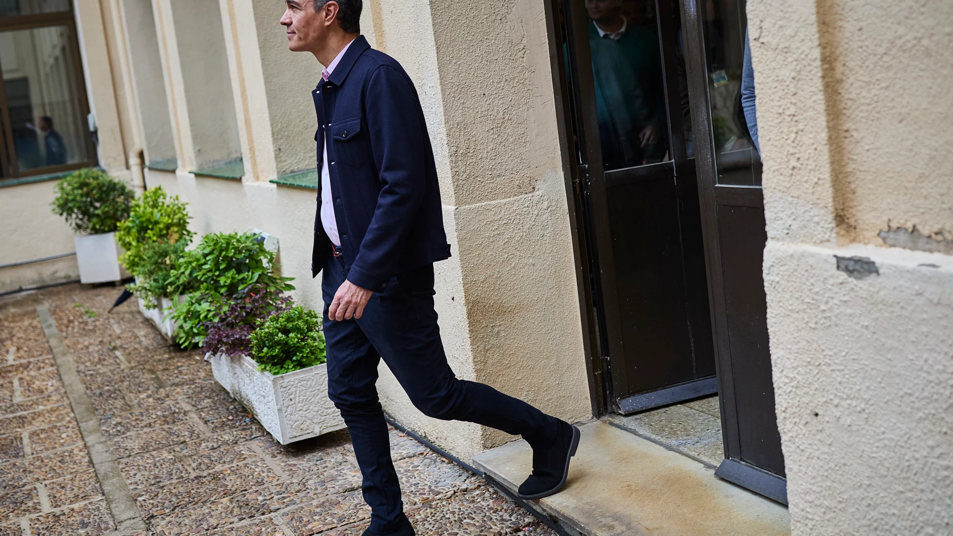 El presidente del Gobierno, Pedro Sánchez, ejerce su derecho al voto en el colegio Nuestra Señora del Buen Consejo, este domingo, durante las elecciones locales municipales y autonómicas del 28M © Alberto R. Roldán / Diario La Razón. 28 05 2023