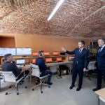 450 puntos digitales en marquesinas de 11 municipios y una pantalla en Sol informarán en tiempo real de los resultados