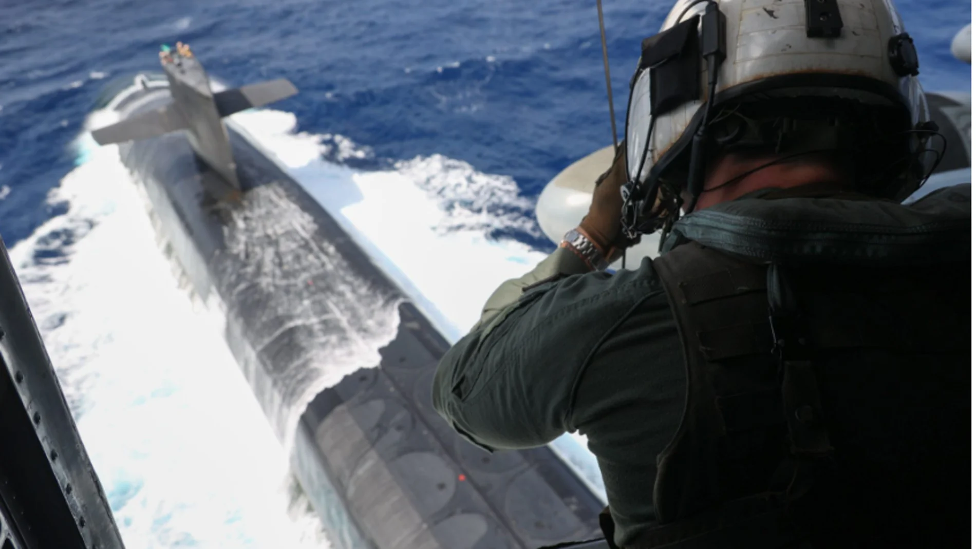 Una operación de reabastecimiento de un submarino clase Ohio desde un helicóptero