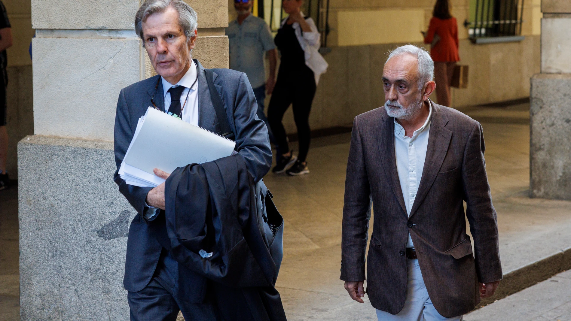 GRAFAND2294. SEVILLA, 29/05/2023.-El exdirector de la Faffe Fernando Villén (d), acompañado de su letrado, a su llegada al juicio que ha dado comienzo este lunes en la Audiencia de Sevilla por los pagos en clubes de alterne con tarjetas bancarias de la Fundación Andaluza Fondo de Formación y Empleo (Faffe). EFE/ Julio Muñoz