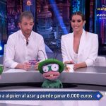 Ona Carbonell junto a Pablo Motos en el plató de 'El Hormiguero'
