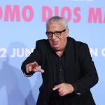 Posado del equipo de la película "Como Dios manda", protagonizada por Leo Harlem