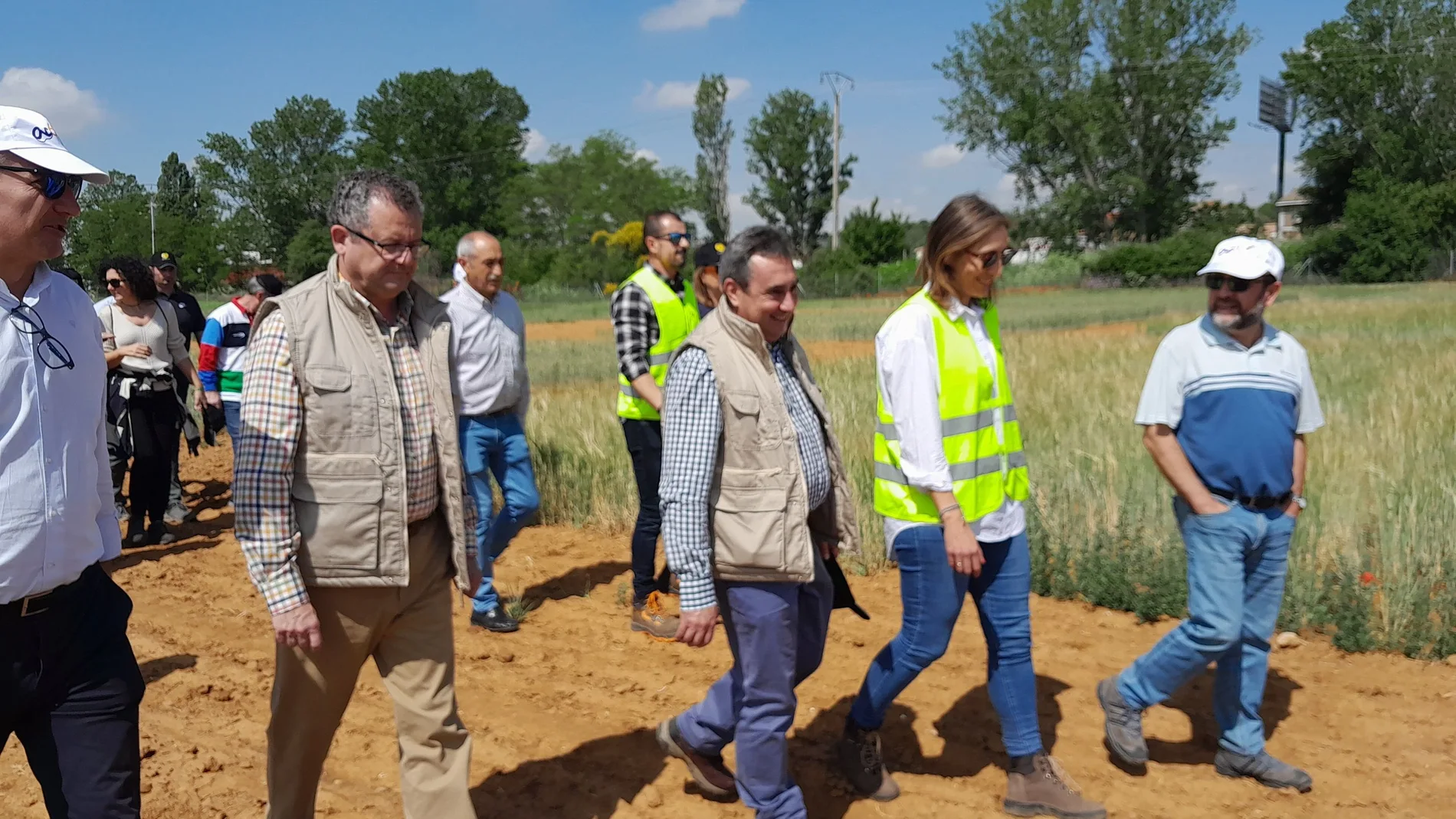 El consejero de Agricultura, Ganadería y Desarrollo Rural, Gerardo Dueñas, participa en la jornada agrotecnológica organizada por el Instituto Tecnológico Agrario de Castilla y León (Itacyl) para recorrer los campos de ensayo de cultivos herbáceos extensivos en la finca Zamadueñas