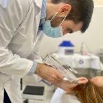 El doctor José Manuel Tapia durante una intervención en la Unidad de Medicina y Trasplante Capilar del Hospital Quirónsalud Infanta Luisa