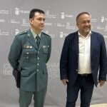 El presidente del Consejo Comarcal del Bierzo, Gerardo Álvarez Courel, recibe al capitán de la Guardia Civil en Ponferrada, Juan Jesús Cadenas