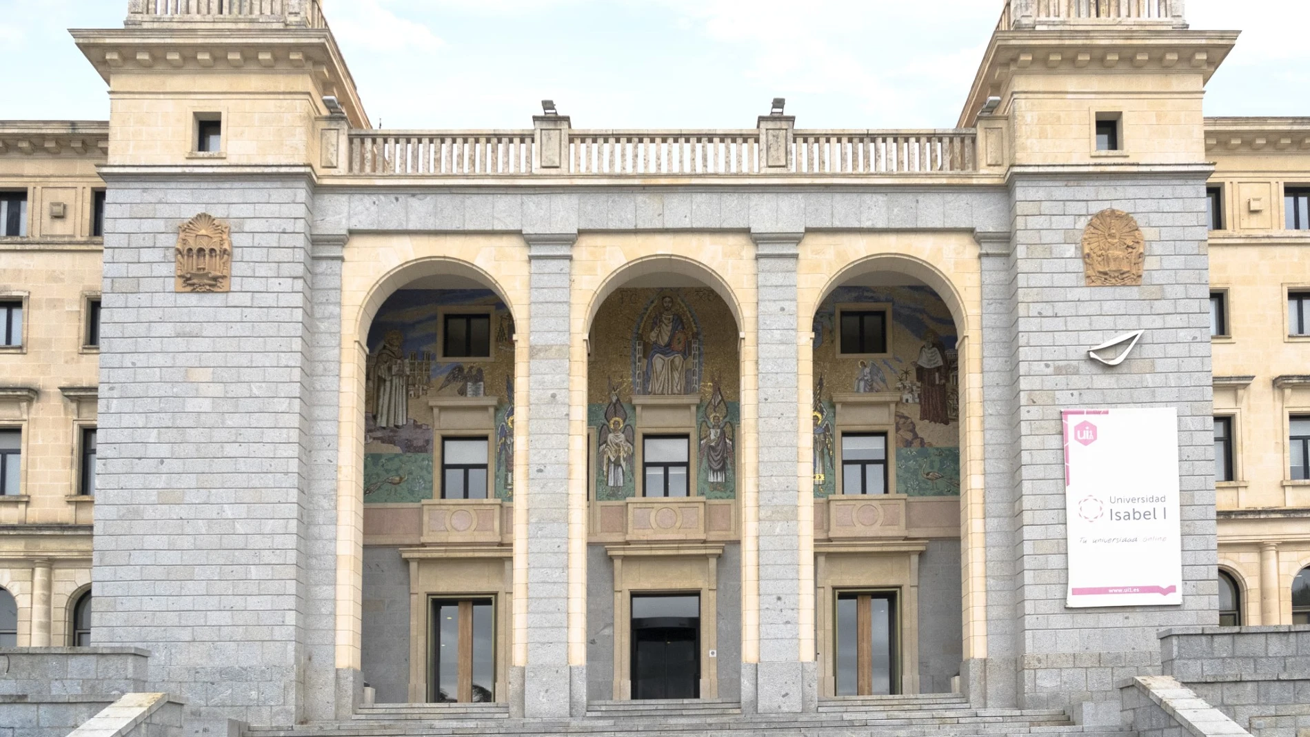 Fachada de la Universidad Isabel I