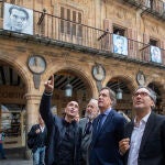 El alcalde de Salamanca, Carlos García Carbayo; el artista Florencio Maíllo y el folclorista Gabriel Calvo presentan el homenaje a Federico García Lorca con motivo del 125 Aniversario de su nacimiento