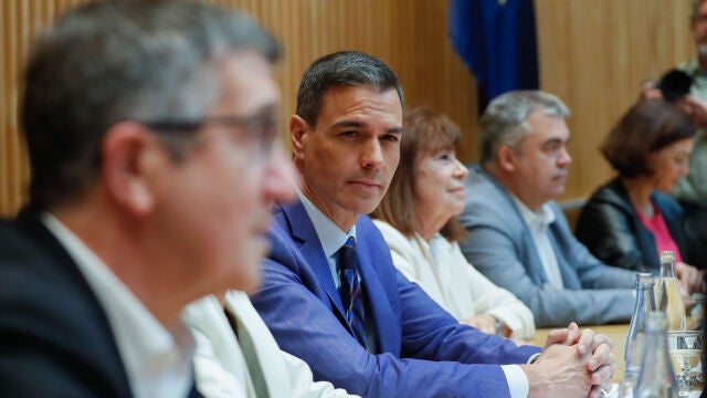 El presidente del Gobierno, Pedro Sánchez, reúne en el Congreso a diputados y senadores socialistas para abordar el reto de remontar en las elecciones generales los malos datos del PSOE en las autonómicas y municipales