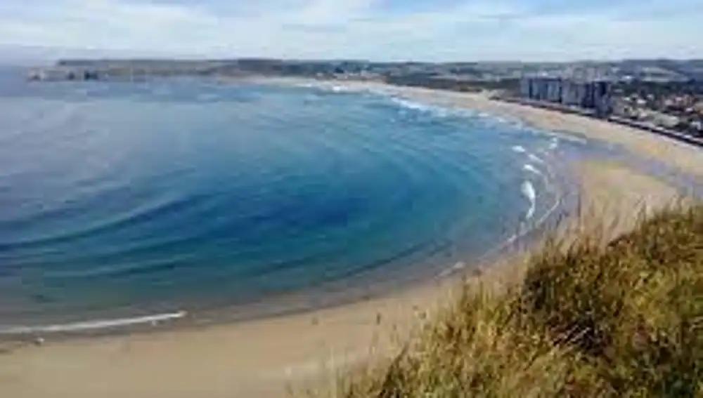 La playa de Salinas es uno de los arenales más concurridos de la costa central de Asturias