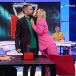Isabel Forner le mete cuello a Dani Mateo en 'Zapeando'