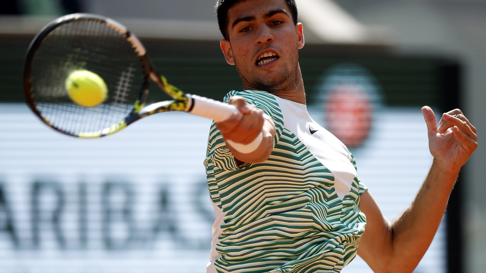 Paris (France), 31/05/2023.- Carlos Alcaraz of Spain plays Taro Daniel of Japan in their Men's Singles second round match during the French Open Grand Slam tennis tournament at Roland Garros in Paris, France, 31 May 2023. (Tenis, Abierto, Francia, Japón, España) EFE/EPA/YOAN VALAT