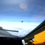 Imagen del caza chino pasando por delante del avión de Estados Unidos