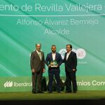 El alcalde de Revilla Vallejera, Alfonso Álvarez Bermejor, recibe el reconocimiento de manos de Ignacio Galán y de Guillermo Fernández Vara