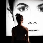 Natalia Huarte, de espaldas, se enfrenta a su primera obra de teatro en solitario