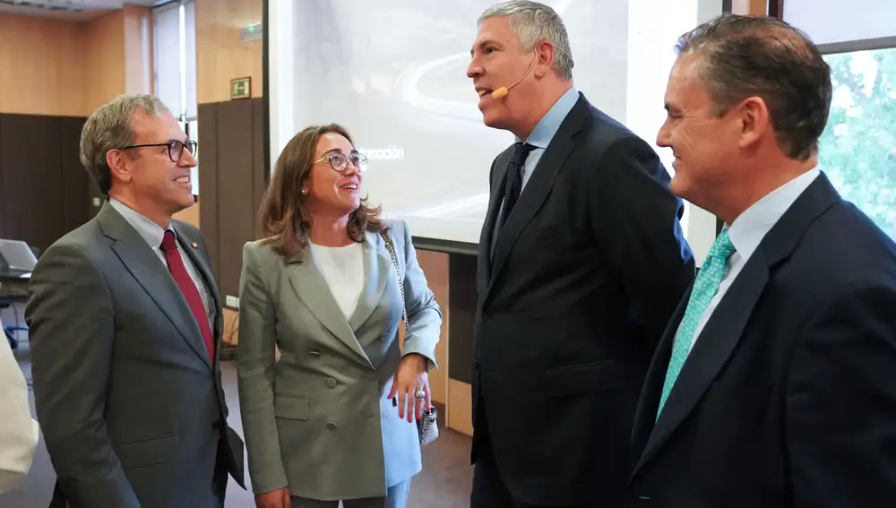 De los Mozos conversa con los consejeros Veganzones y González Corral en presencia de Lanzagorta