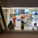 Varias personas esperan para ser atendidas en el interior de las oficinas de la Administración de la Agencia Tributaria de Madrid-Guzmán el Bueno.