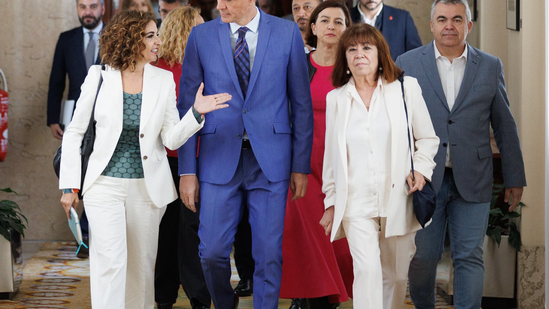 La vicesecretaria general del PSOE y ministra de Hacienda, María Jesús Montero; el presidente del Gobierno y secretario general del PSOE, Pedro Sánchez y la presidenta del PSOE y vicepresidenta del Senado, Cristina Narbona, a su llegada ayer a una reunión con los diputados y senadores socialistas, en el Congreso