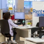 Economía.- Agencia Tributaria atenderá desde mañana en sus oficinas a los contribuyentes para la declaración de la Renta