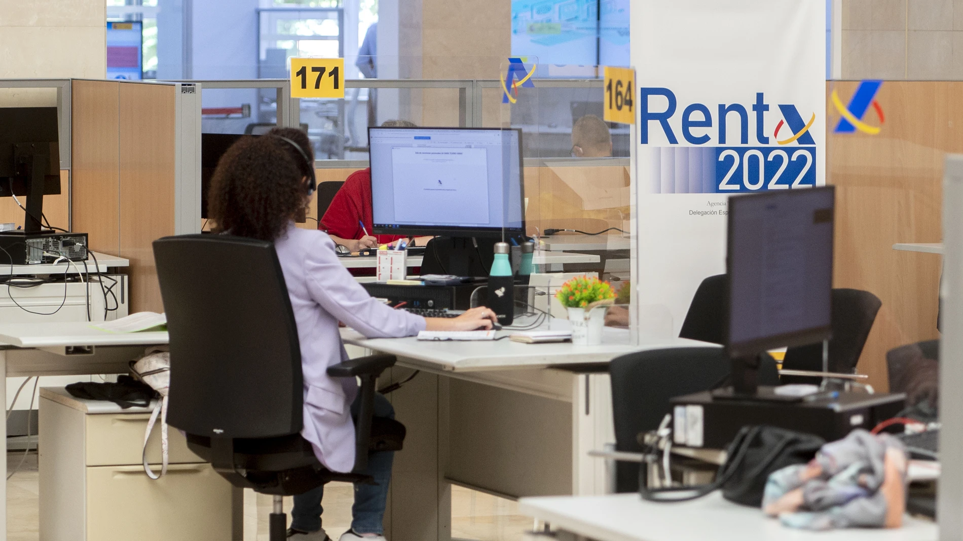 Economía.- Agencia Tributaria atenderá desde mañana en sus oficinas a los contribuyentes para la declaración de la Renta