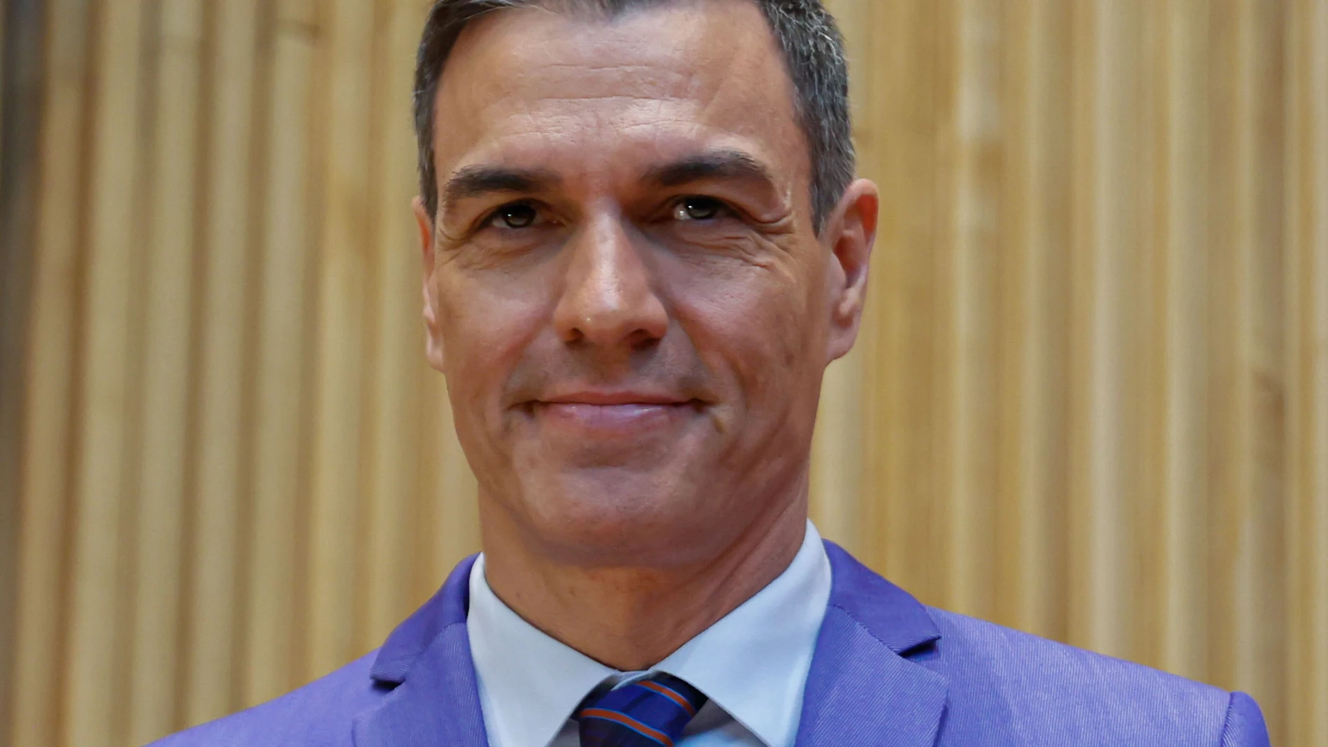 MADRID, 31/05/2023.- El presidente del Gobierno, Pedro Sánchez, agradece los aplausos de los senadores y diputados del PSOE, a su llegada este miércoles al Congreso de los Diputados para asistir a la reunión que ha convocado para abordar el reto de remontar en las elecciones generales los malos datos del PSOE en las autonómicas y municipales. EFE/ Mariscal