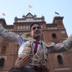 El diestro Fernando Adrián sale por la puerta grande a la finalización de la corrida celebrada hoy miércoles en la plaza de toros de Las Ventas, en Madrid. 