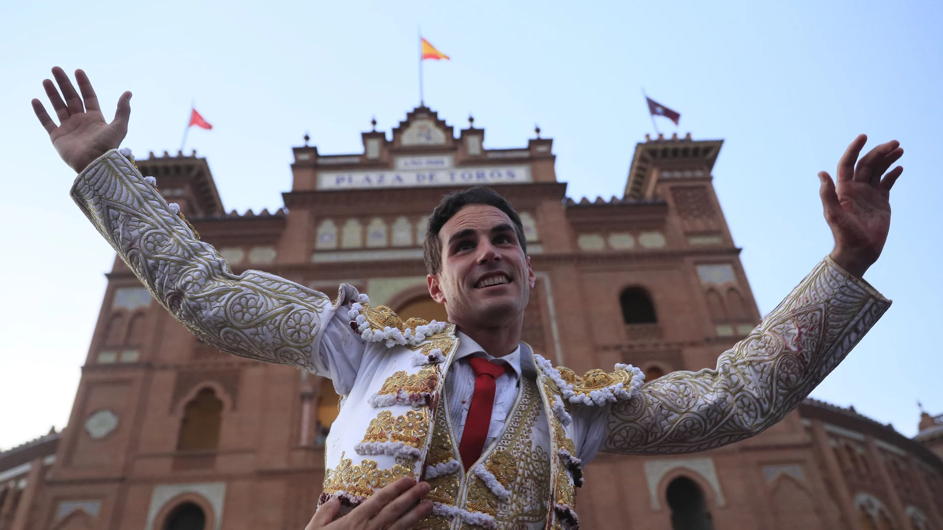 El diestro Fernando Adrián sale por la puerta grande a la finalización de la corrida celebrada hoy miércoles en la plaza de toros de Las Ventas, en Madrid.