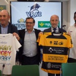 El presidente del Club de Rugby VRAC, José María Valentín Gamazo (2D), el entrenador, Diego Merino (D), el director de Comunicación y Relaciones Institucionales de Caja Rural de Zamora, Narciso Prieto (2I), y el presidente del Club Deportivo Aparejadores Rugby Burgos, Manuel Vadillo (I), presentan la final de la División de Honor de rugby que enfrenta a estos dos equipos