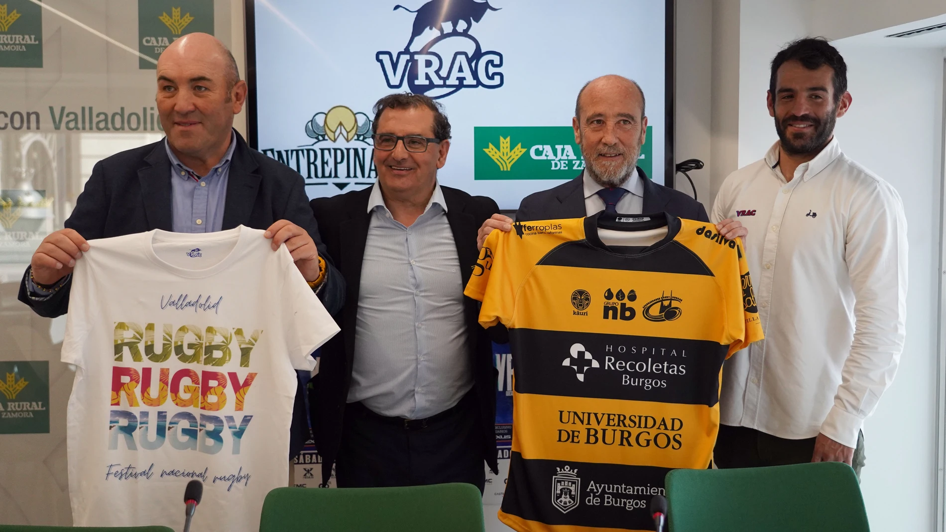 El presidente del Club de Rugby VRAC, José María Valentín Gamazo (2D), el entrenador, Diego Merino (D), el director de Comunicación y Relaciones Institucionales de Caja Rural de Zamora, Narciso Prieto (2I), y el presidente del Club Deportivo Aparejadores Rugby Burgos, Manuel Vadillo (I), presentan la final de la División de Honor de rugby que enfrenta a estos dos equipos