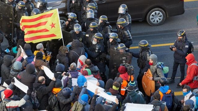 Antidisturbios franceses intentan desalojar en Le Perthus a los manifestantes convocados por Tsunami Democràtic para bloquear el paso fronterizo de La Junquera
