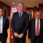  El CEO de Indra, José Vicente de los Mozos, junto a Ramón Mateo y Luis Ortiz de Lanzagorta