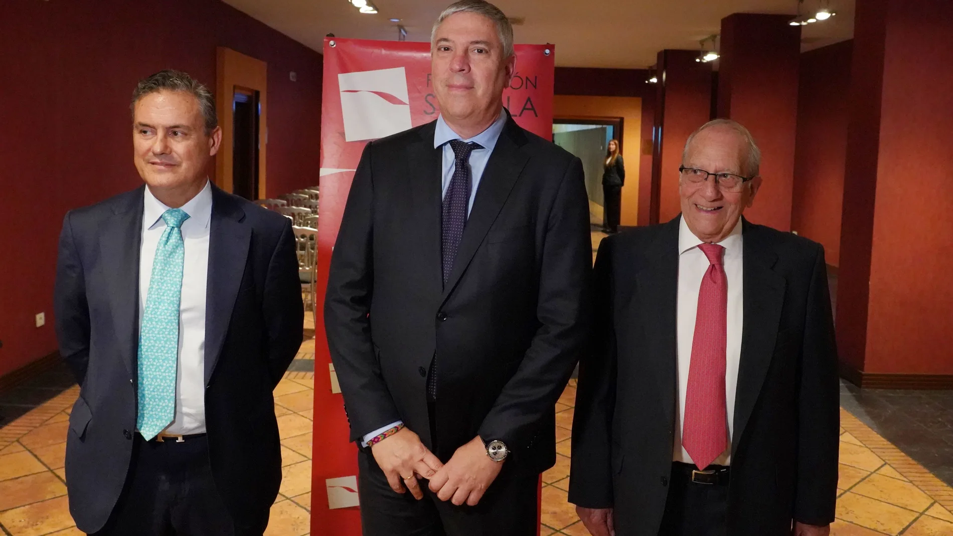 El CEO de Indra, José Vicente de los Mozos, junto a Ramón Mateo y Luis Ortiz de Lanzagorta