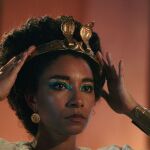 La actriz inglesa Adele James como Cleopatra en la serie de Netflix