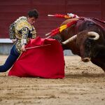 Daniel Luque, en el comienzo de faena al tercero en Las Ventas