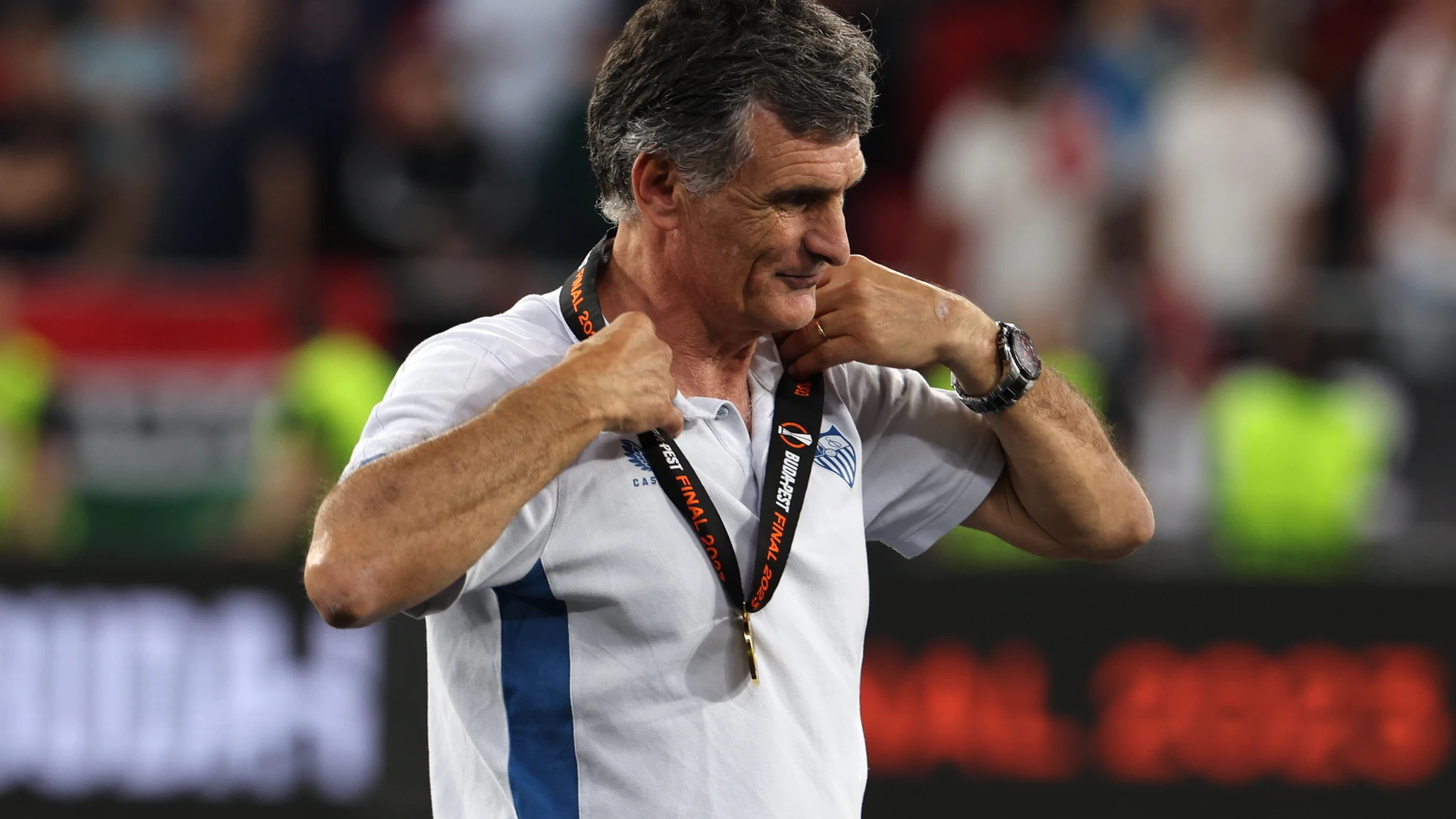 Budapest (Hungary), 31/05/2023.- Sevilla head coach Jose Luis Mendilibar smiles with his medal after winning the UEFA Europa League final between Sevilla FC and AS Roma, in Budapest, Hungary, 01 June 2023. Sevilla won the final with 4-1 on penalties. (Hungría) EFE/EPA/ANNA SZILAGYI
