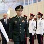 El ministro de Defensa de China, General Li Shangfu, seguido por su homólogo de Singapur, Ng Eng Hen, pasan revista a la guardia de honor