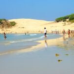 Bañistas en una playa gaditana