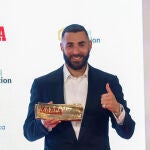 Karim Benzema recibió el trofeo Marca Leyenda