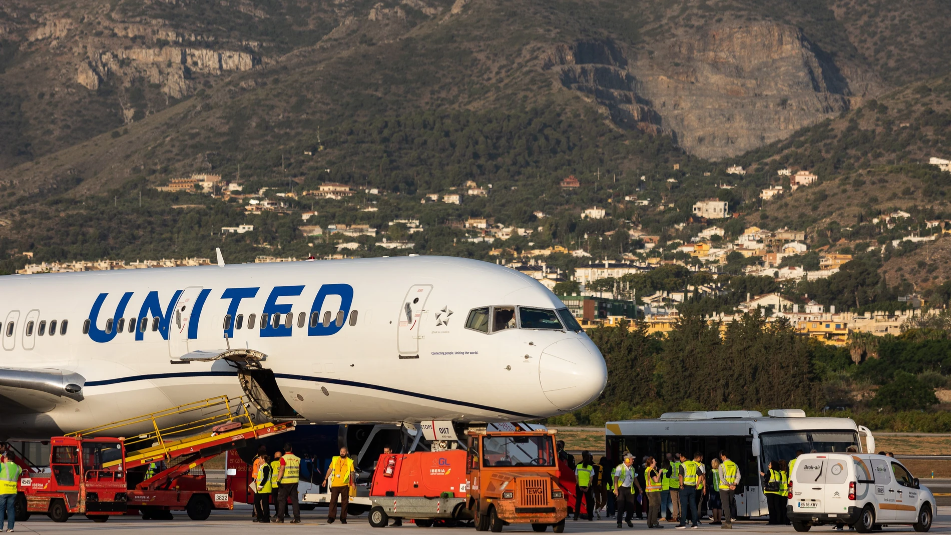 MÁLAGA, 01/06/2023.- El Boeing 757-200 con 169 asientos, ha aterrizado en el aeropuerto de Málaga a las 7:25 horas de este jueves, con el que Andalucía recupera su conexión directa con Estados Unidos en este primer vuelo directo de United Airlines procedente del aeropuerto de Nueva York, una ruta que la compañía Delta mantuvo durante once años y operó por última vez en el verano de 2019. EFE/Carlos Díaz.