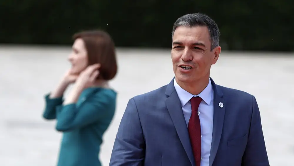 Bulboaca (Moldova), 01/06/2023.- Spanish Prime Minister Pedro Sanchez (R) arrives for the opening ceremony of the European Political Community (EPC) Summit at the Mimi Castle in Bulboaca, Moldova, 01 June 2023. Moldova hosts the 2nd European Political Community Summit on 01 June 2023 at the Mimi Castle. (Moldavia)
