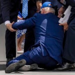 Joe Biden se cayo tras pronunciar un discurso y entregar el último diploma a los cadetes