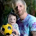 La superación y reconciliación de Jono con su vida llegó después de que fuera convocado a realizar charlas para niños, quienes le mostraron la otra cara de la moneda