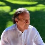 GRAF715. MADRID, 31/05/2023.- Hace unos días, algunas informaciones aseguraban que la salud del cantante español Julio Iglesias no era buena, unos comentarios que sus amigos más cercanos han negado y que este miércoles el cantante corrobora con un rotundo: "Estoy DPM".A través de su cuenta de Instagram, Iglesias (Madrid, 1943) escribe sentirse preocupado por el revuelo "que causa el haber elegido un pequeño tiempo de soledad" que le ha llevado a apartarse del foco público. 