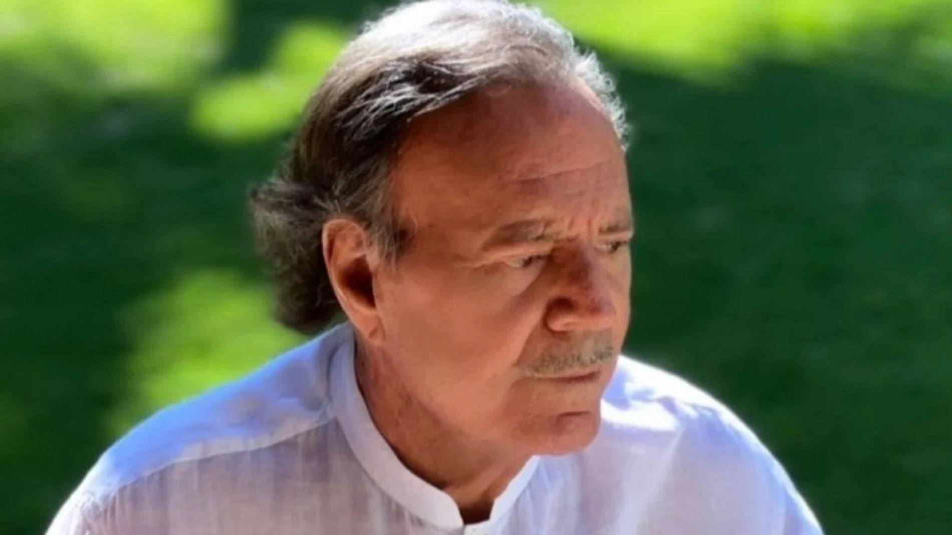GRAF715. MADRID, 31/05/2023.- Hace unos días, algunas informaciones aseguraban que la salud del cantante español Julio Iglesias no era buena, unos comentarios que sus amigos más cercanos han negado y que este miércoles el cantante corrobora con un rotundo: "Estoy DPM".A través de su cuenta de Instagram, Iglesias (Madrid, 1943) escribe sentirse preocupado por el revuelo "que causa el haber elegido un pequeño tiempo de soledad" que le ha llevado a apartarse del foco público.