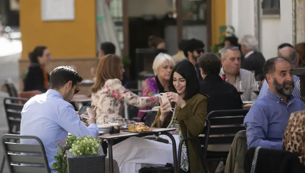 Comensales en la terraza de un bar de Sevilla