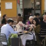 Comensales en la terraza de un bar de Sevilla