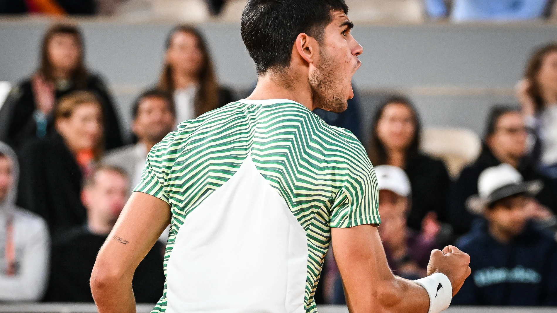02 June 2023, France, Paris: Spanish tennis player Carlos Alcaraz celebrates a point against Canadian Denis Shapovalov during their Men's singles third round match of the Roland-Garros Open tennis tournament, French Open 2023, at Court Philippe Chatrier. Photo: Matthieu Mirville/ZUMA Press Wire/dpa Matthieu Mirville/Zuma Press Wir / Dpa 02/06/2023 ONLY FOR USE IN SPAIN