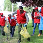 El consejero de Medio Ambiente, Juan Carlos Suárez-Quiñones, participa en el proyecto Libera 'Basuraleza, no es tu basura, sí es tu problema', que organizan Seo Birdlife, Ecoembes y Cruz Roja